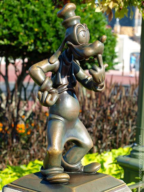 The Goofy mini statue in it's old location on the Castle hub in the Magic Kingdom, Walt Disney World