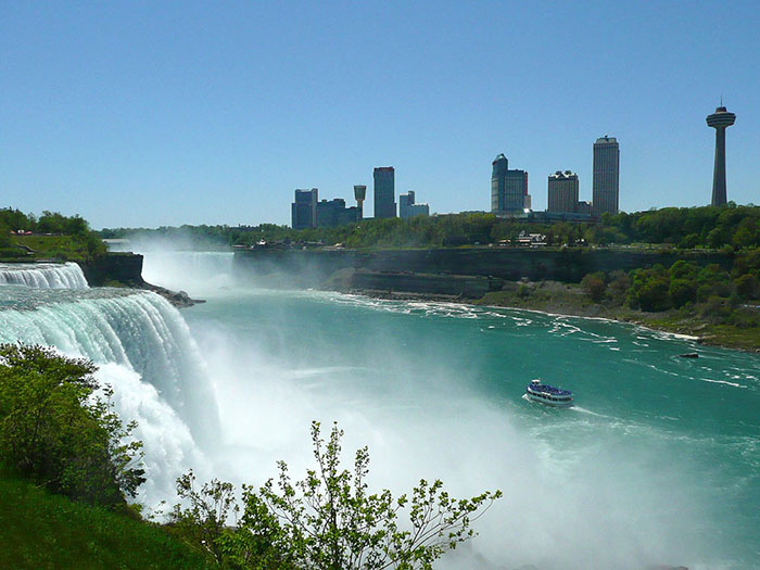 Viewing Canada at Niagara Falls