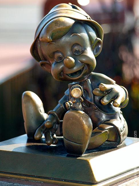The Pinnochio mini statue in it's old location on the Castle hub in the Magic Kingdom, Walt Disney World