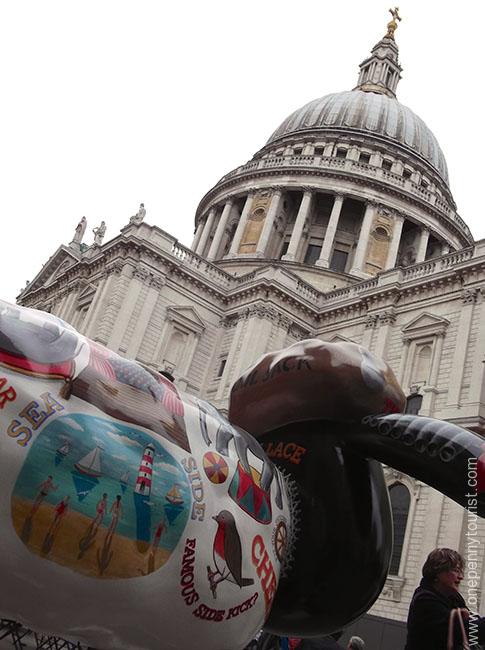 Literary Lamb Shaun has a great view of St Paul's Cathedral. Part of the Shaun in the City Art Trail in London.